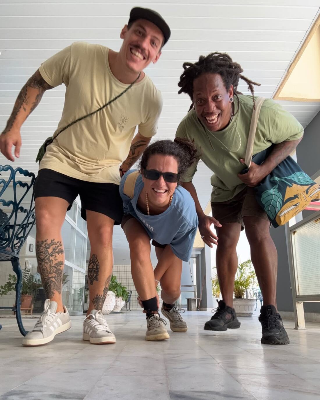 Izolag e a equipe da Leve Alma durante a criação da coleção