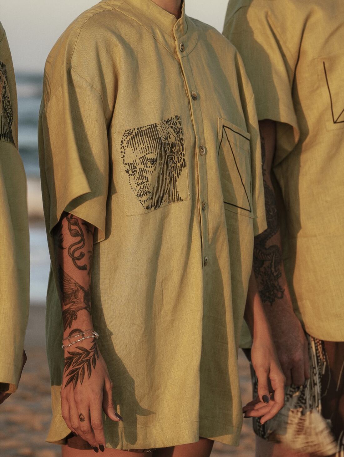 Detalhe do rosto desenhado à mão pelo Izolag numa camisa de linho